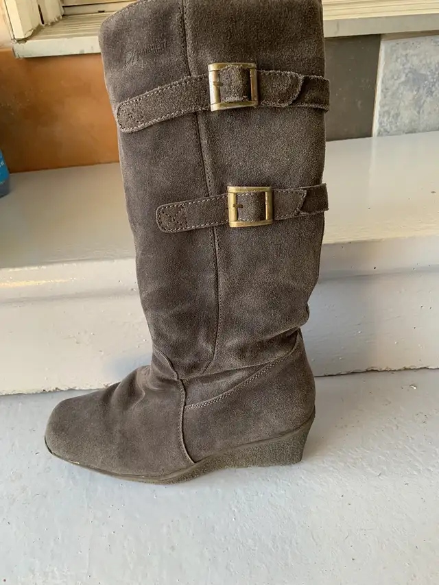 Suede boots  in Garage Sales in Mississauga / Peel Region - Image 2