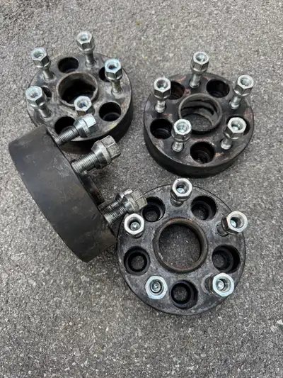 5X100 / 54.1mm / 1.5” Wheel Spacers de Roue Toyota Matrix, Corolla, Prius etc… Ils ont été achetés e...