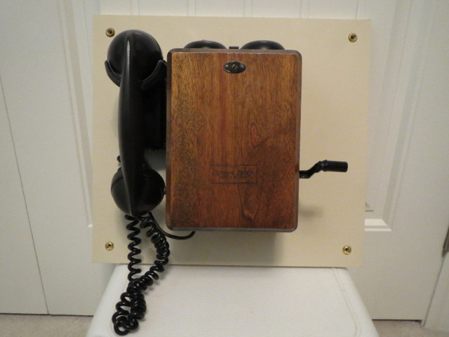 VINTAGE ANTIQUE WALL PHONE -- Immaculate Condition in Arts & Collectibles in Barrie - Image 3