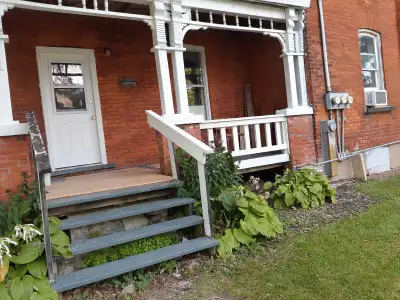 One Bedroom apartment for rent. 1200.00 per month. Landlord pay Heat Hydro and water. You can BBQ on...