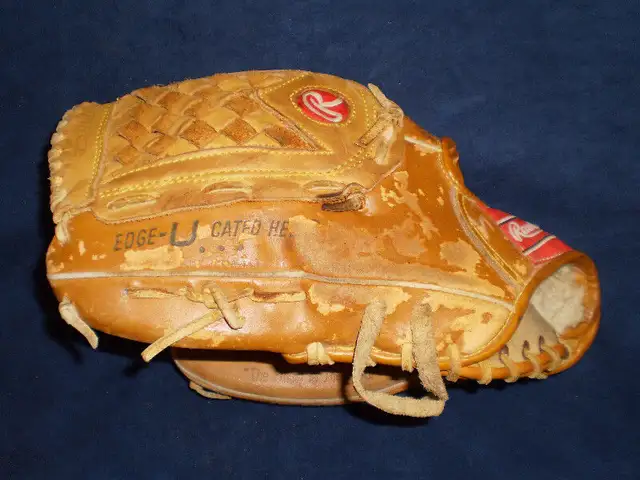 Baseball Gloves, RIGHT HAND (RH)), 12 inches in Baseball & Softball in City of Toronto - Image 5