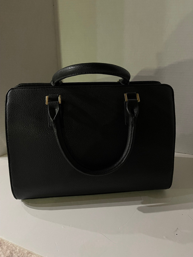  Guess purse, and matching wallet   in Women's - Bags & Wallets in Oshawa / Durham Region - Image 4