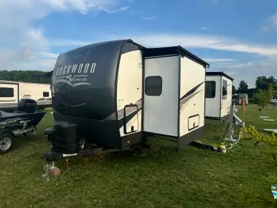 Very clean like new trailer top model message to see it Rockwood model 8332SB signature Interior cle...