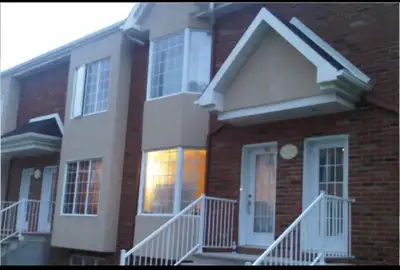 A Louer *** 3 bedroom, 1.5 bathroom Townhouse ( 3 floors )