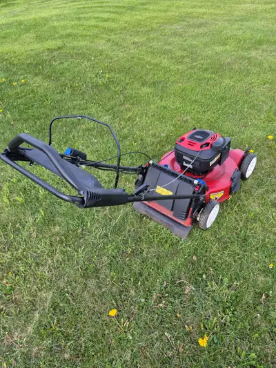 GAS lawnmower TORO 7.25HP self propelled pace recycler - starts and works no issues, does not smoke,...