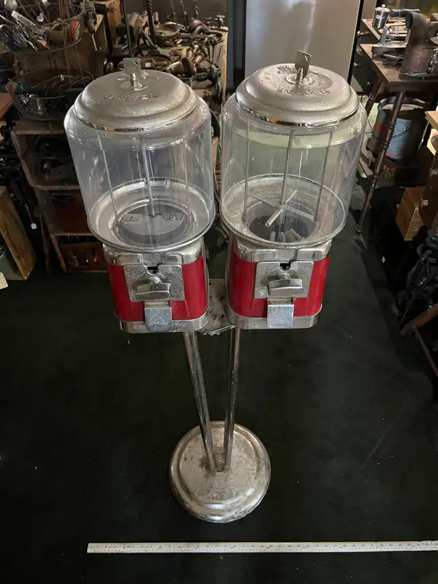 Vintage 1960’s Beaver double Gumball Machine with chrome stand in Arts & Collectibles in North Bay - Image 2