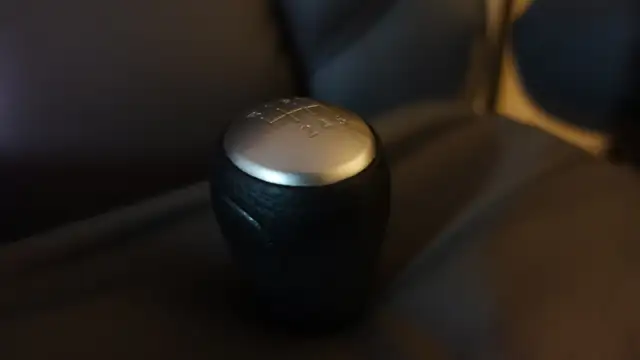 pommeau de vitesse (manuelle) nissan sentra authentique in Auto Body Parts in Longueuil / South Shore - Image 3