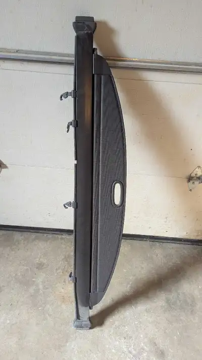 Privacy screen for rear trunk of a 2008 to 2012? Hyundai Santa Fe. Pick up in Beaumont only.