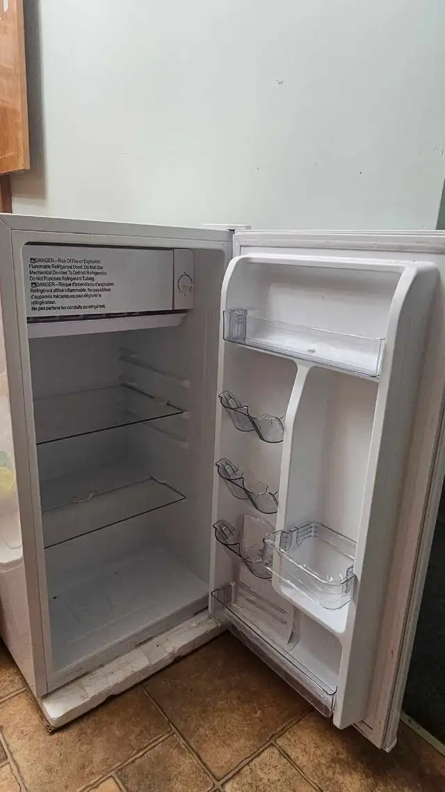 Compact Refrigerator in Refrigerators in Kitchener / Waterloo - Image 3