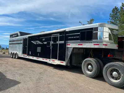 2020 SMC Laramie Stock Combo – Luxury Living Quarters & Bunkhouse $95,000 CAD / $68,000 USD Beautifu...