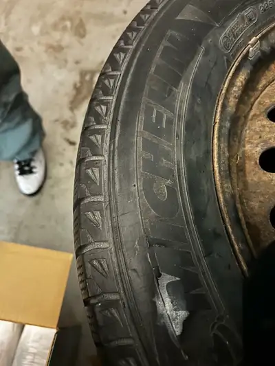 Michelin winter tires 75% thread Size 225/65R17 Rims included