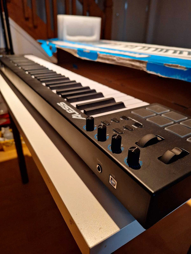 Alesis V61 Midi Keyboard Controller in Pianos & Keyboards in Markham / York Region - Image 2