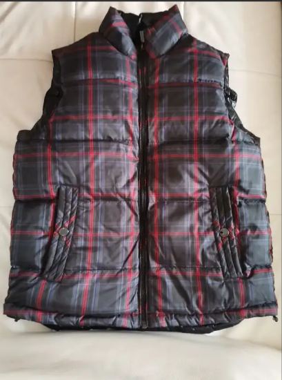 New double-sided man's Hilfiger puffer vest in Men's in Mississauga / Peel Region - Image 3