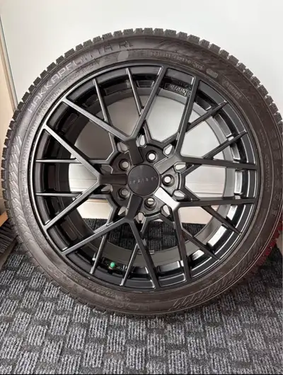- 4 pneus d’hiver Nokian Hakkapeliitta R5 225/45R18 - 4 mags noirs Achetés neuf en novembre 2025 - E...