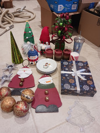 17 assorted Christmas items