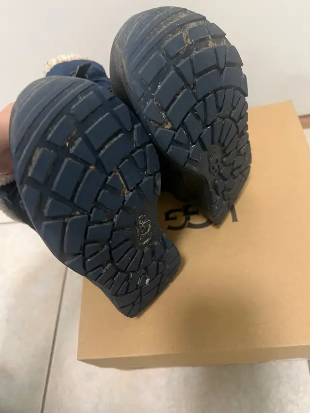 UGG boots - kids size 1 in Kids & Youth in City of Toronto - Image 5