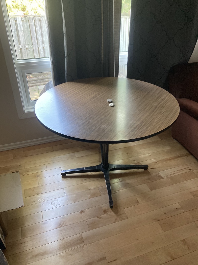 Vintage wood round dining table | Dining Tables & Sets | Ottawa | Kijiji