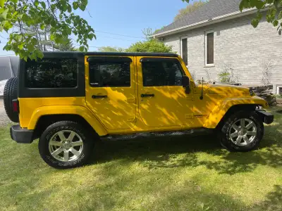Five 2015 OEM 18” Aluminum Alloy Jeep Wrangler P255/70R18 Rims. Tire will need replacing.