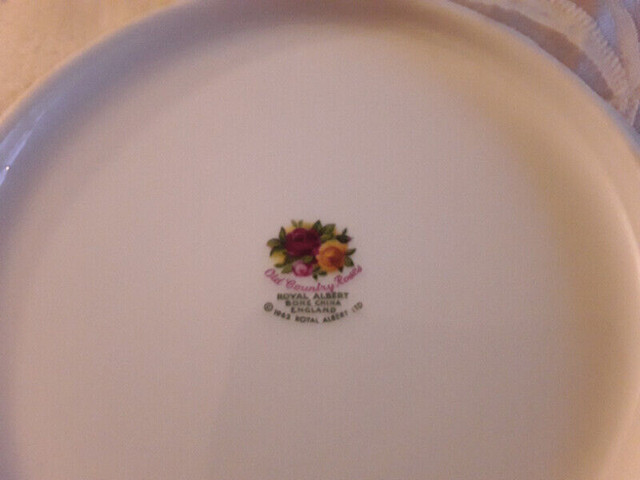 BONE CHINA TRIVET - OLD COUNTRY ROSES, ROYAL ALBERT in Arts & Collectibles in City of Toronto - Image 3