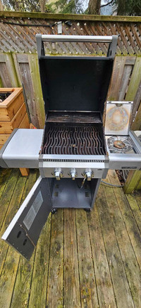 Napoleon Triumph 325 natural gas BBQ with side burner and cover