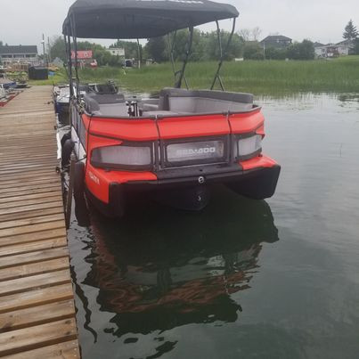 Aucune taxes à payer pour le ponton. Moteur 230 HP, environ 21 h in Vedettes et bateaux à moteur  à Ouest de l’Île - Image 2