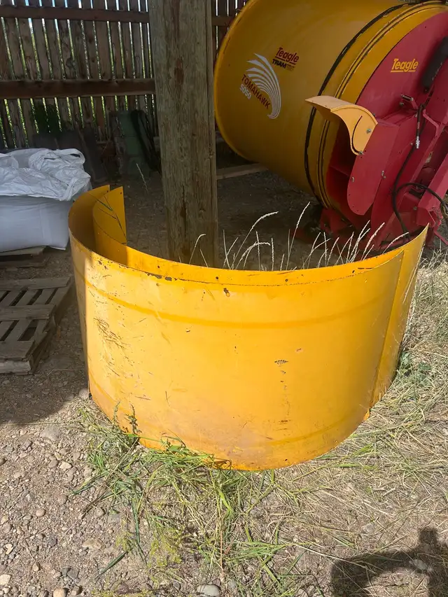 Teagle Tomahawk 5050 bale shredder in Farming Equipment in Smithers - Image 6