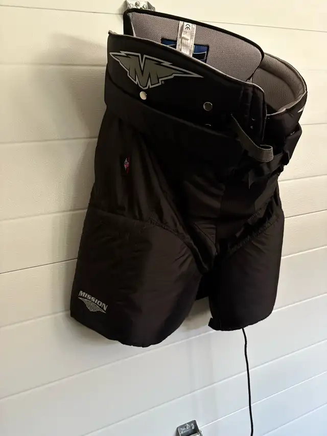 Hockey pants, shin pads, jocks in Hockey in Lethbridge - Image 6