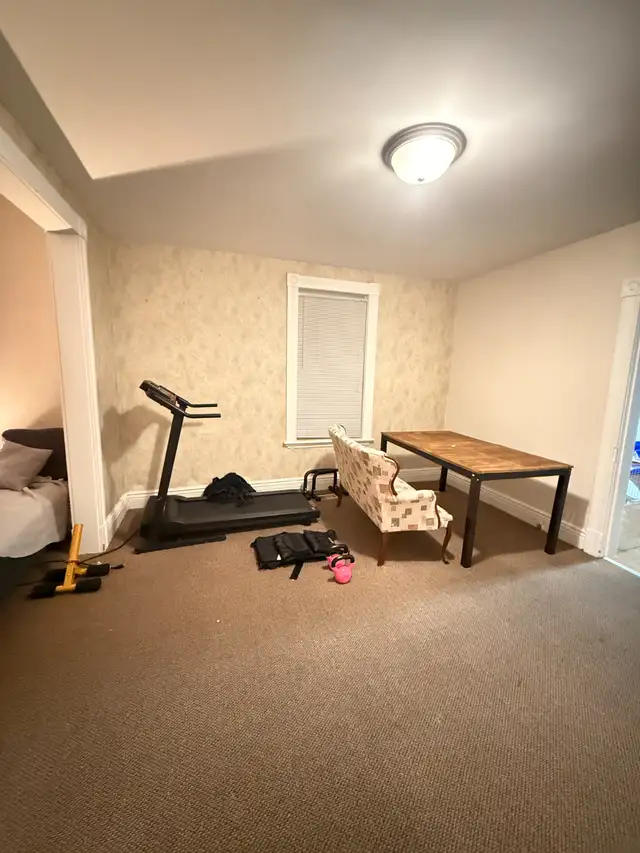 Master bedroom for rent in a spacious 3-bedroom townhouse in Room Rentals & Roommates in Peterborough - Image 5