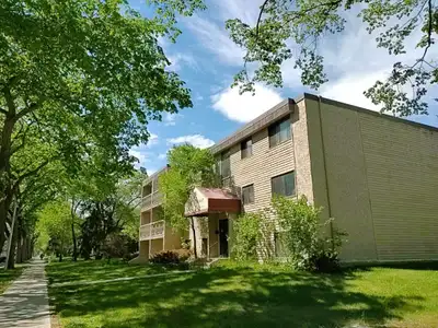 *Downtown studio* Fully renovated+furnished+household items!