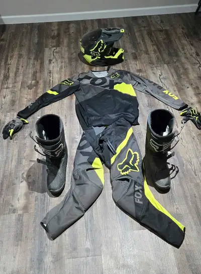 Almost brand new full matching set motocross outfit. Selling because i sold my bike so I no longer h...