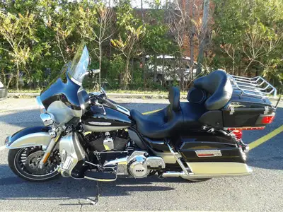 Belle moto avec peinture 2 tons soit bleu et gris,Stage one a été fait chez Leo Harley par professio...