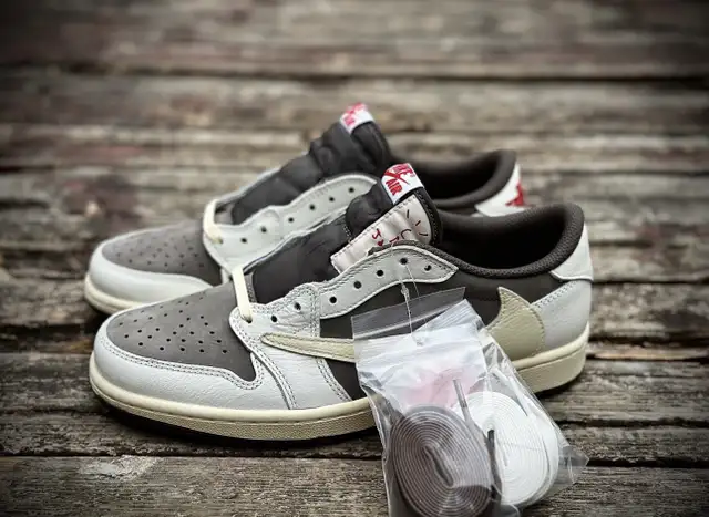 Jordan 1 Retro Low SP Travis Scott Reverse Mocha  in Men's Shoes in Mississauga / Peel Region - Image 2
