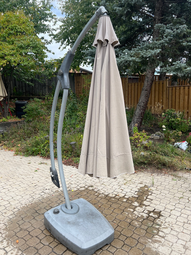 Patio umbrella10 feet with stand in Outdoor Décor in Mississauga / Peel Region