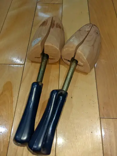 Sturdy wooden two ways (side to side & front to back) shoe tree pusher shaper. It stretches men shoe...
