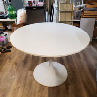 Doksta round white table