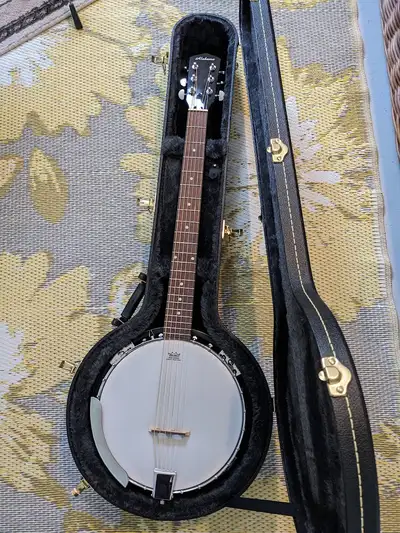 Alabama 6 string banjo - Like New - Comes with HSC.
