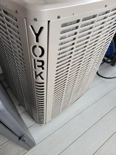 Thermopompe York – Modèle YHJF24S41S1A Thermopompe York 2 tonnes (24 000 BTU) en très bon état. • 20...