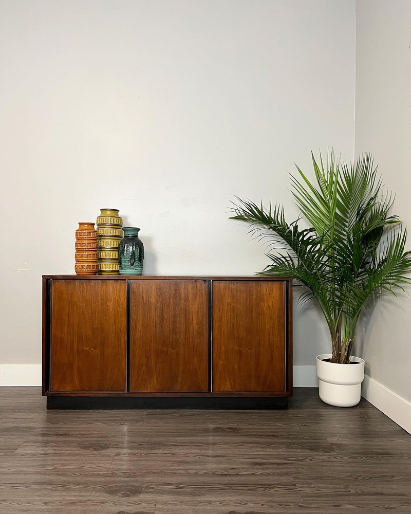 Mid century Walnut buffet, made by Deilcraft. Hutches & Display