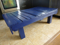 Table basse bleue en bois