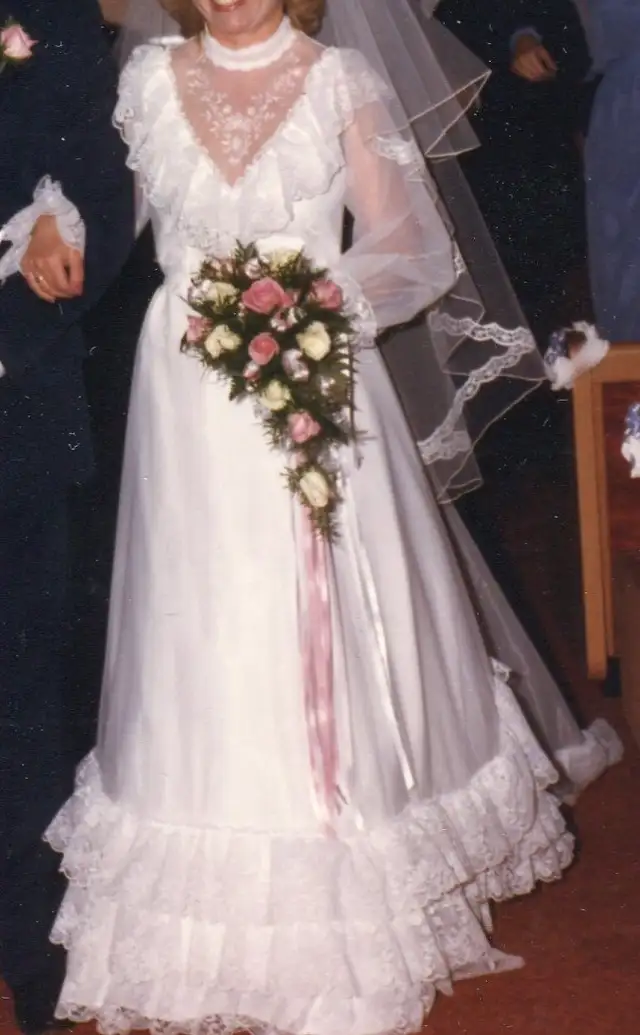 1984 Vintage Wedding Gown in Wedding in Saskatoon - Image 2