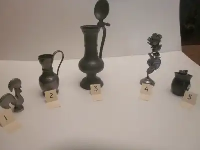 1-coq du Portugal en étain hauteur 4'' prix 4$ 2-petit vase en étain hauteur 5 1/2'' prix 12$ VENDU...