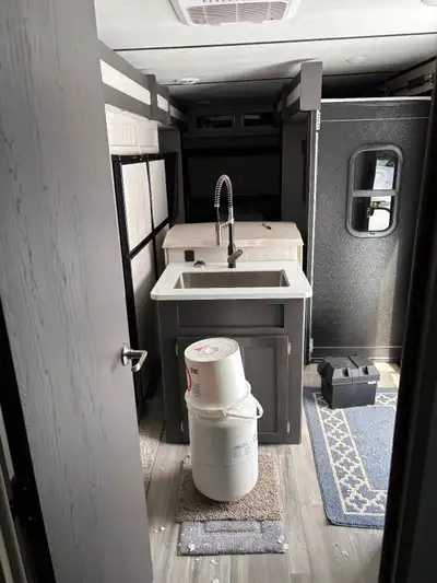 Beautiful couples camper 2 refrigerators. 2 bathroom sinks Lots of options