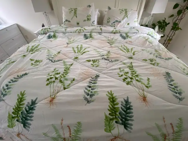 Floral Comforter - Queen in Bedding in Ottawa - Image 3