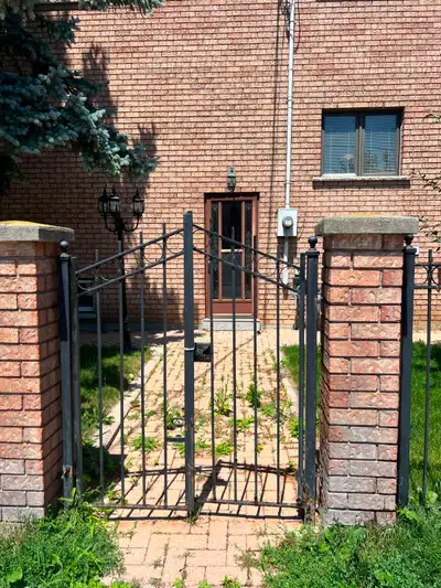 basement unit in a quiet midtown community. near Dufferine and Eglinton, several minutes walk to the...