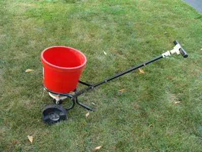 Fertilizer spreader, works good.