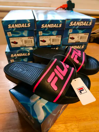 NEW WOMENS FILA SANDALS(SLIDE) IN BOX.TAGS.(AUTHENTIC) $25 NO DELIVERY. WOMENS SIZE (8) SEE MY OTHER...