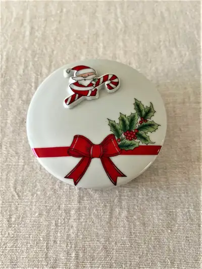CHRISTMAS TRINKET DISH ROUND  WITH SANTA ON LID VINTAGE USED, View more