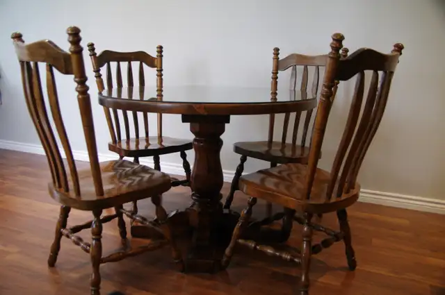 Kitchen Table with Chairs in Dining Tables & Sets in Markham / York Region - Image 3
