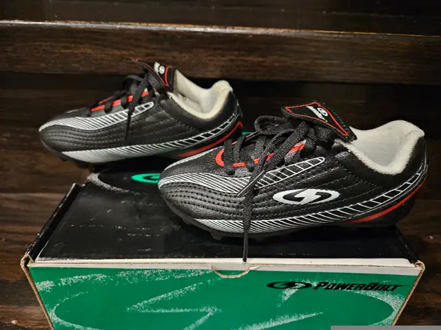 Kids Powerbolt soccer cleats / shoes size 8 in Soccer in Markham / York Region - Image 4