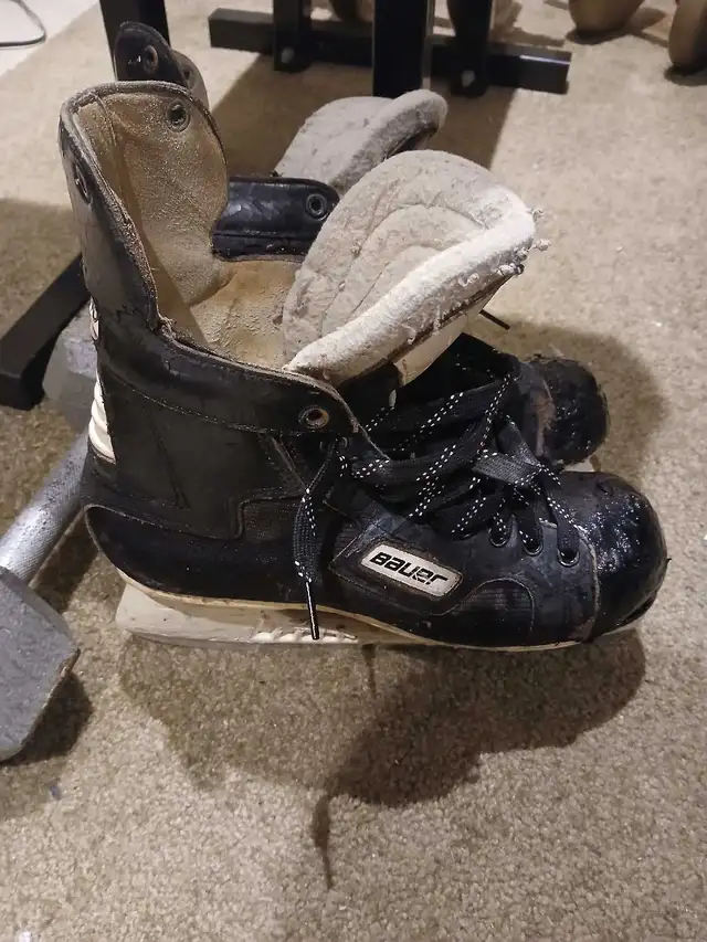 Bauer 2000 Hockey Skates Size 9.5 D. in Hockey in City of Toronto - Image 3